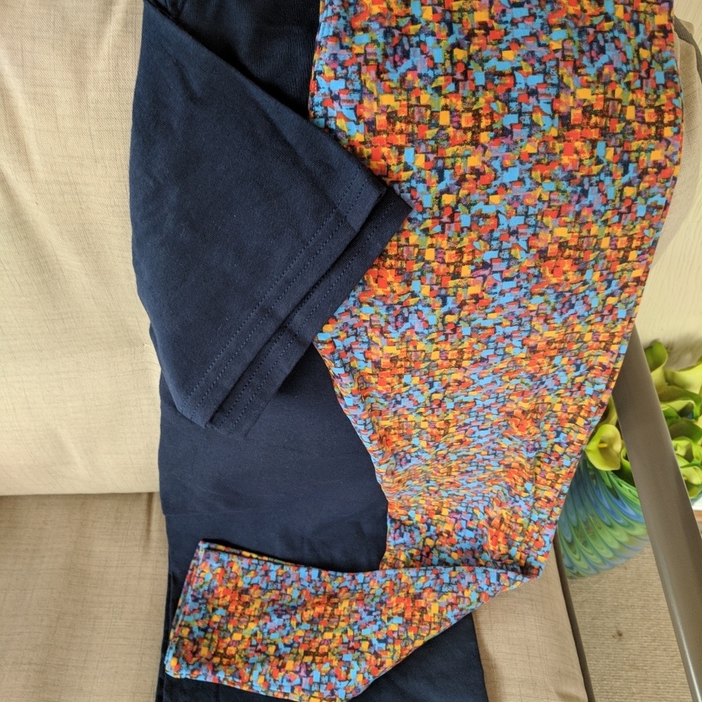Outfit! NWOT LuLaRoe OS leggings +Med short slv T